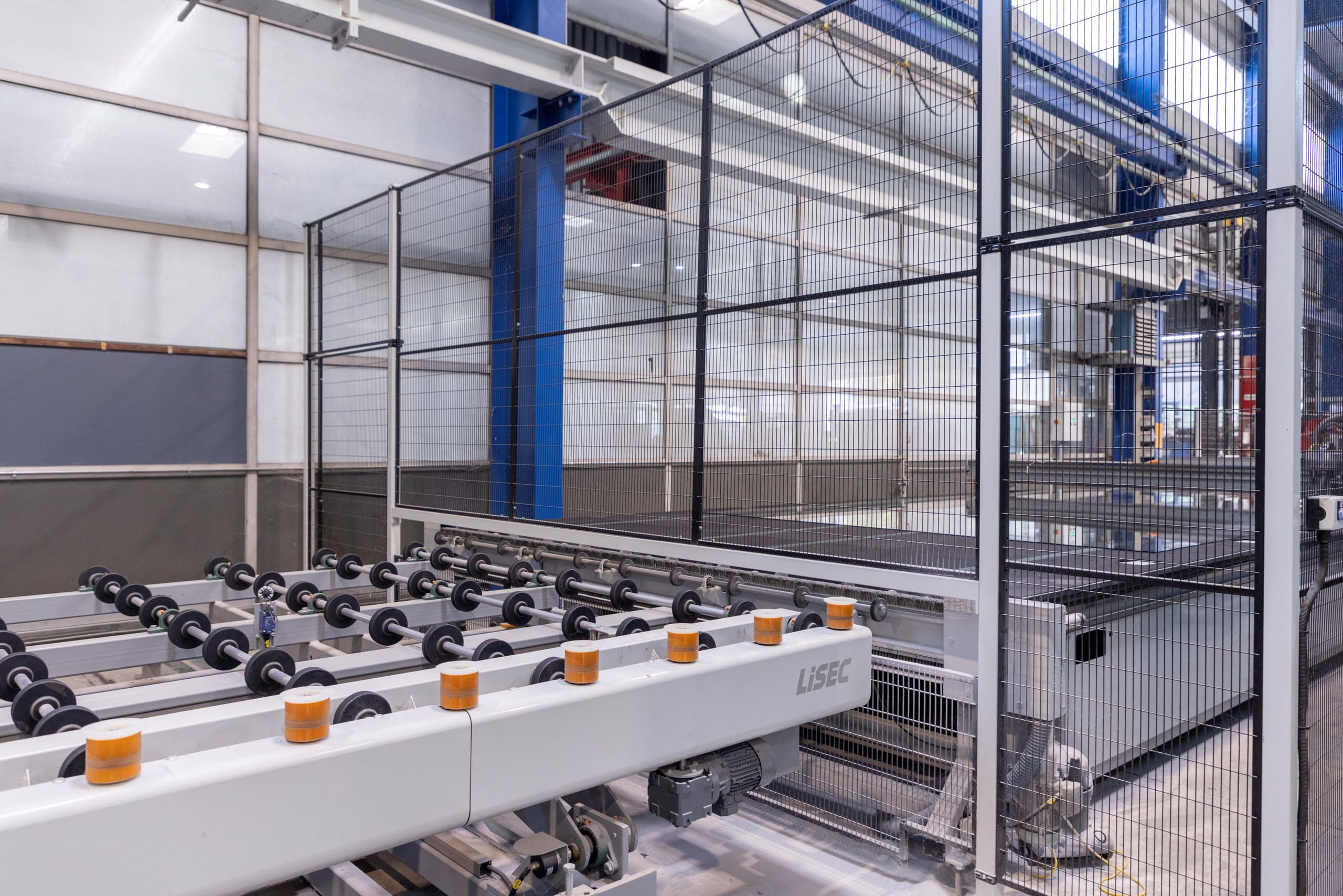 Die Glasscheiben werden über den Lisec ATL zur Glaszuschnittlinie befördert.