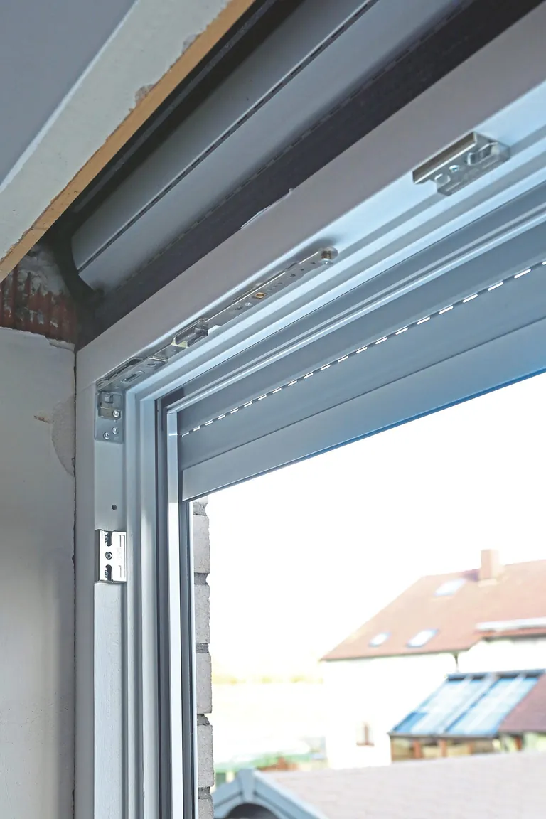 Die neu eingebauten Holz/Aluminium-Fenster von Kneer sind mit RC2-Grundsicherung und umlaufenden Sicherheitsbeschlägen ausgestattet.