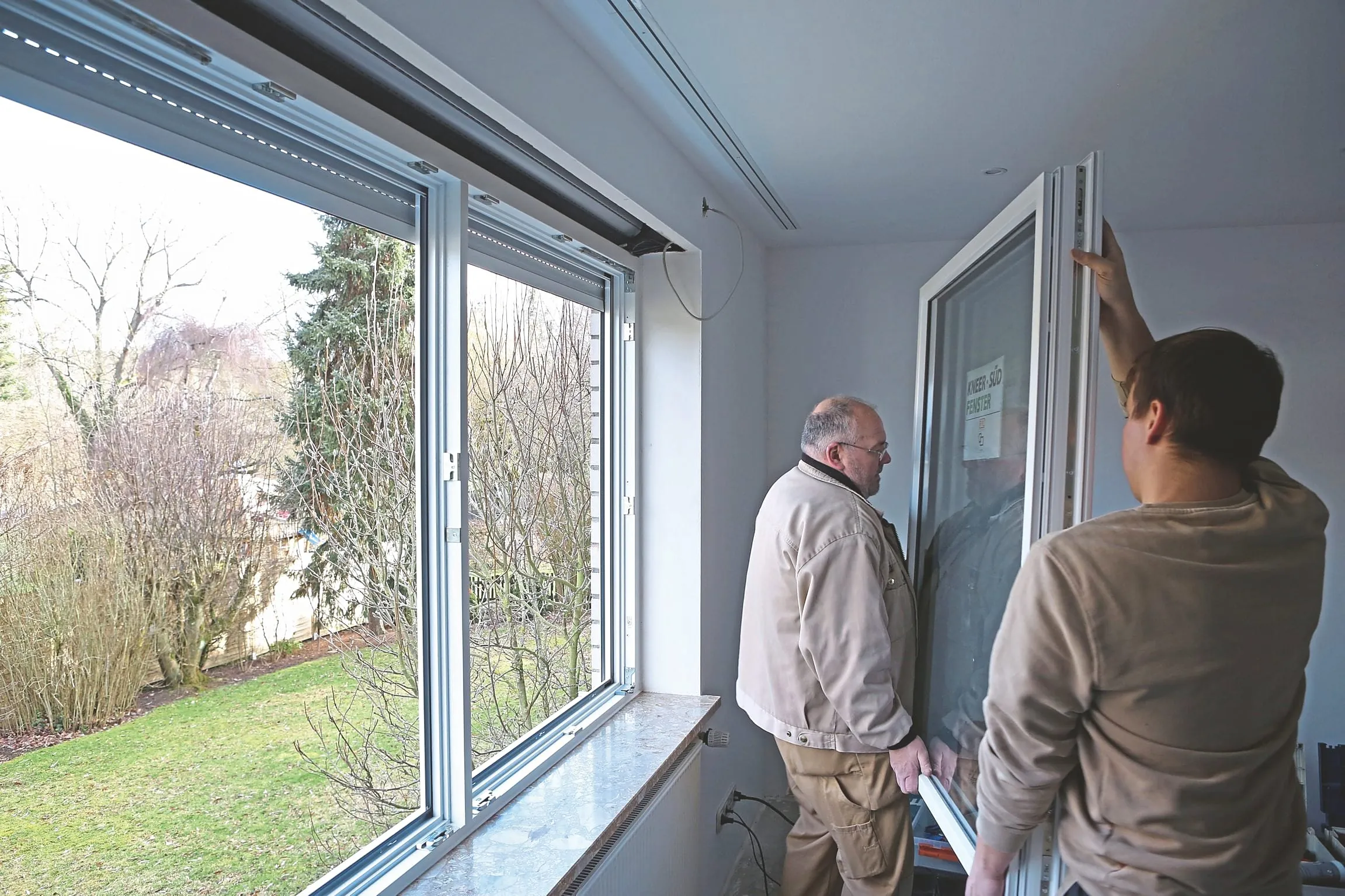 8. Schritt: Einsetzen des Fensterflügels mit Dreifach-Isolierverglasung nach abgeschlossener Rahmenmontage.