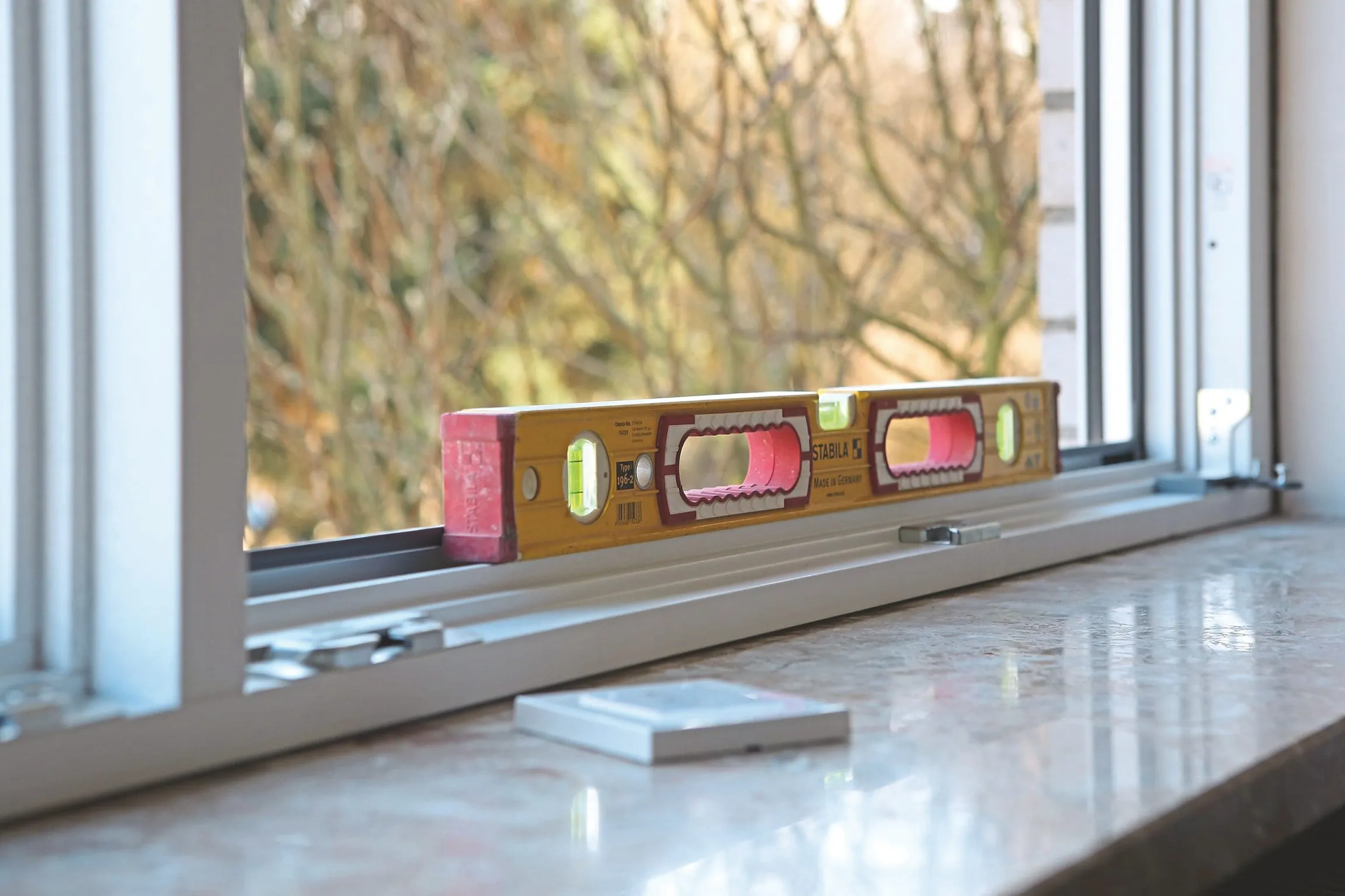 3. Schritt: Der neue Fensterrahmen wird lot- und waagerecht in die vorbereitete Laibung eingesetzt.