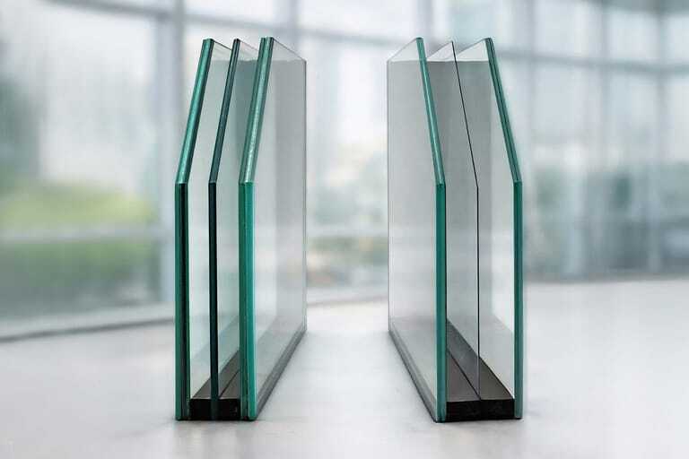 Dreifach-Isolierglasaufbauten mit Verbundsicherheitsglas im Vergleich: Links eine Lösung mit Standardgläsern, rechts Silverstar Light powered by Corning Enlighten Glass.