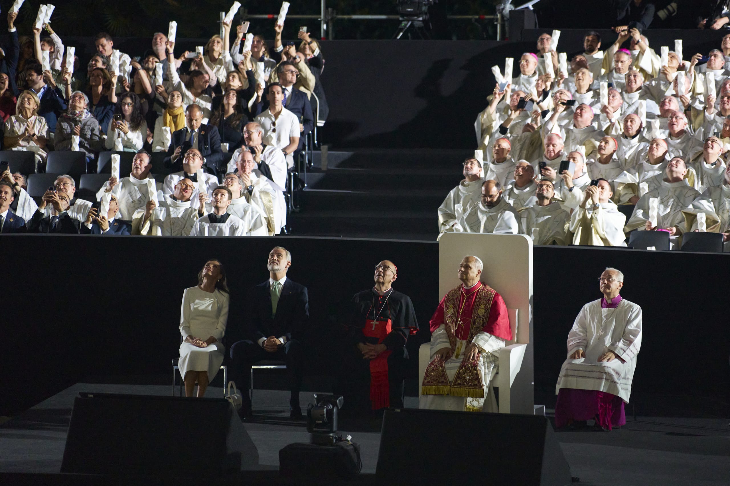 Mit dem Papst feierten rund 4.000 Menschen die Messe in der Basilika, darunter König Felipe VI. sowie Regierungschef Pedro Sanchez.