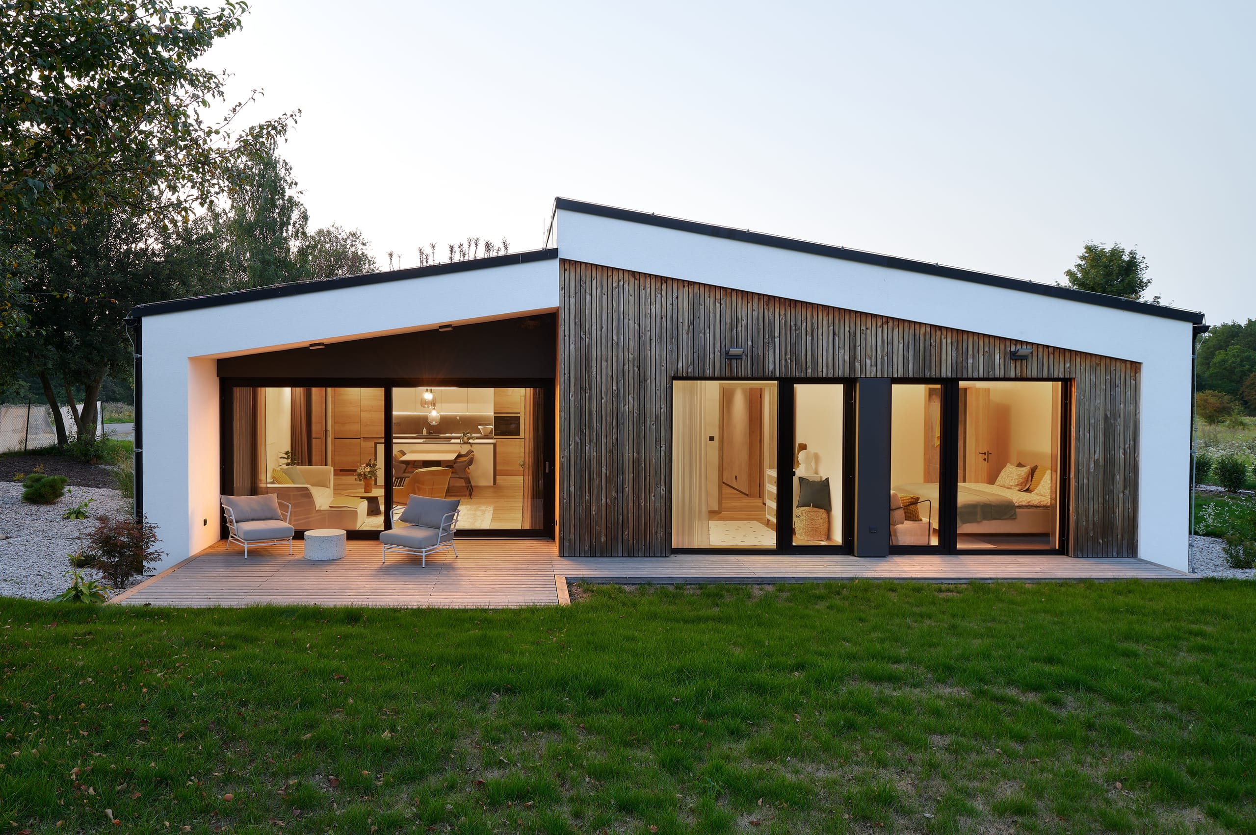 Der Holzbau-Pionier Lucern setzte bei seinem aktuellen Modellhaus in Tschechien nahe Mladá Boleslav auf großformatige Kunststofffenster, die mit Elegant-Profilen von Deceuninck gefertigt wurden und für eine hohe Energieeffizienz sorgen.
