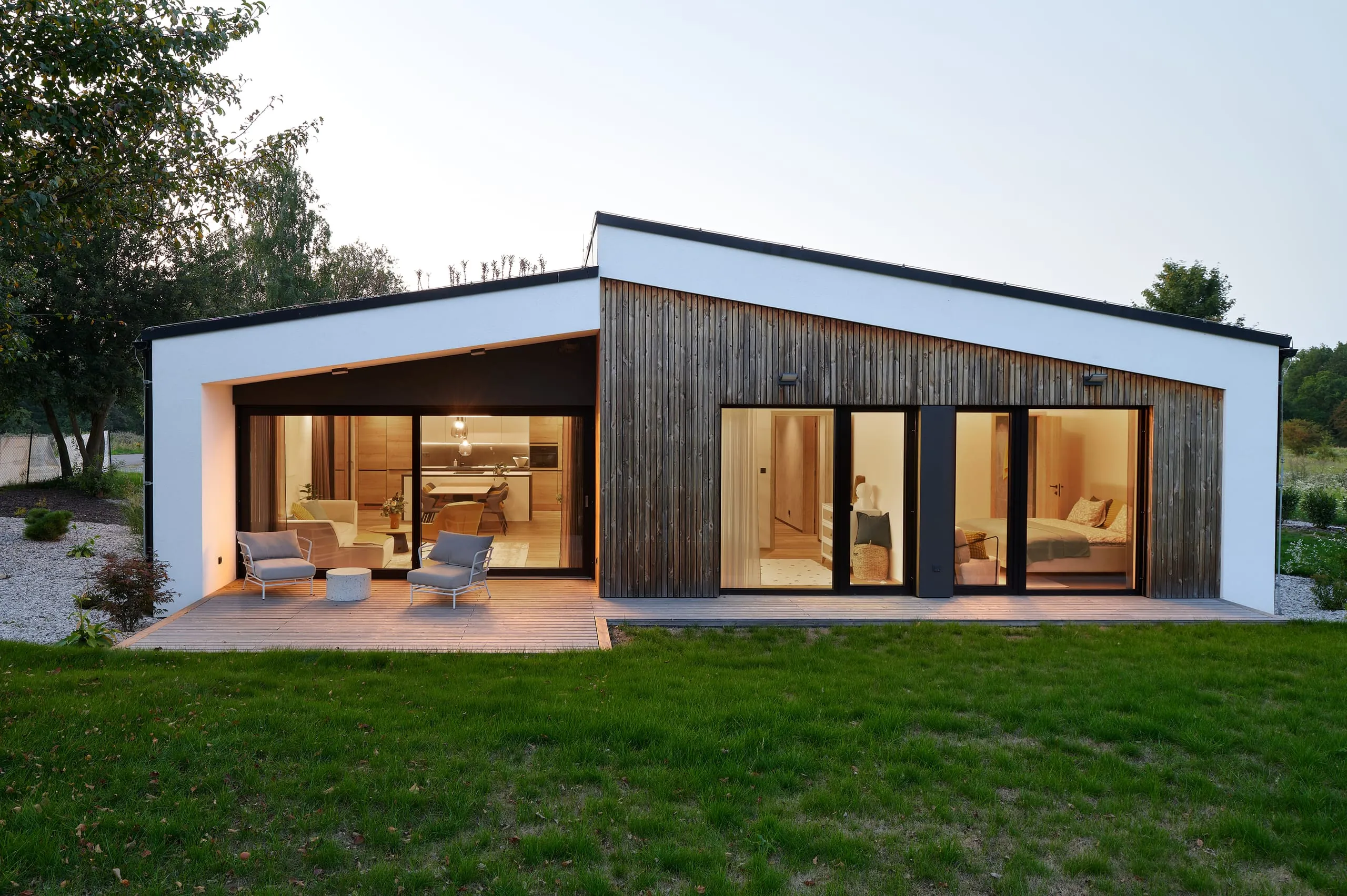 Der Holzbau-Pionier Lucern setzte bei seinem aktuellen Modellhaus in Tschechien nahe Mladá Boleslav auf großformatige Kunststofffenster, die mit Elegant-Profilen von Deceuninck gefertigt wurden und für eine hohe Energieeffizienz sorgen.