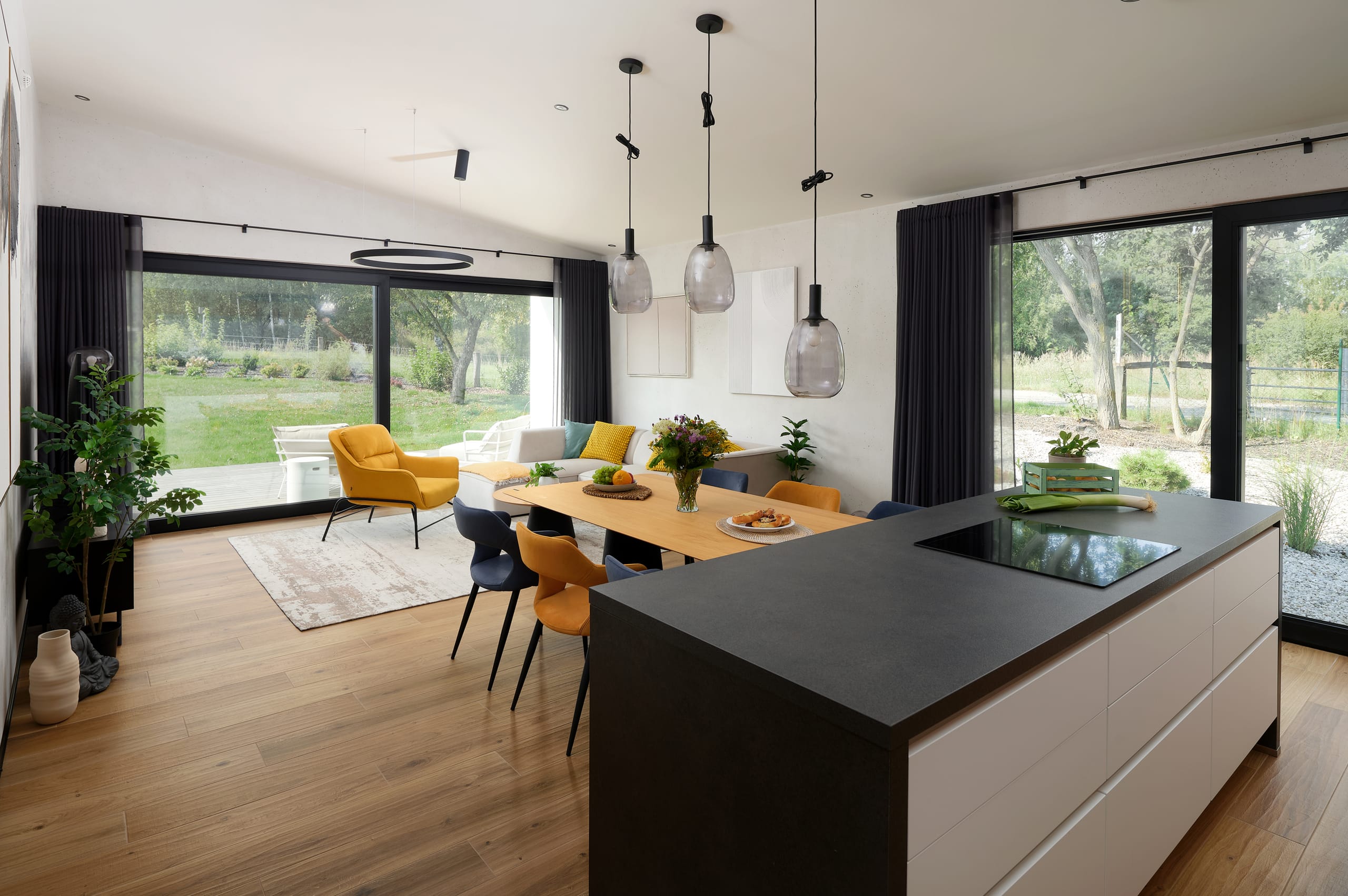 Die raumhohen Fenster in Anthrazit Glatt sind das gestalterische Herzstück des Holzhauses und überzeugen laut Deceuninck durch klare Linien, zeitlose Schlichtheit und eine moderne schlanke Optik. Die Elegant Infinity Profile erreichen einen Uf-Wert von 0,93 W/m²K und sind bis 2.250 Millimeter Höhe ausgeführt. Kombiniert mit einer Dreifachverglasung (Ug = 0,5 W/m²K) sorgen sie für ein angenehmes Raumklima bei minimalen Heizkosten.