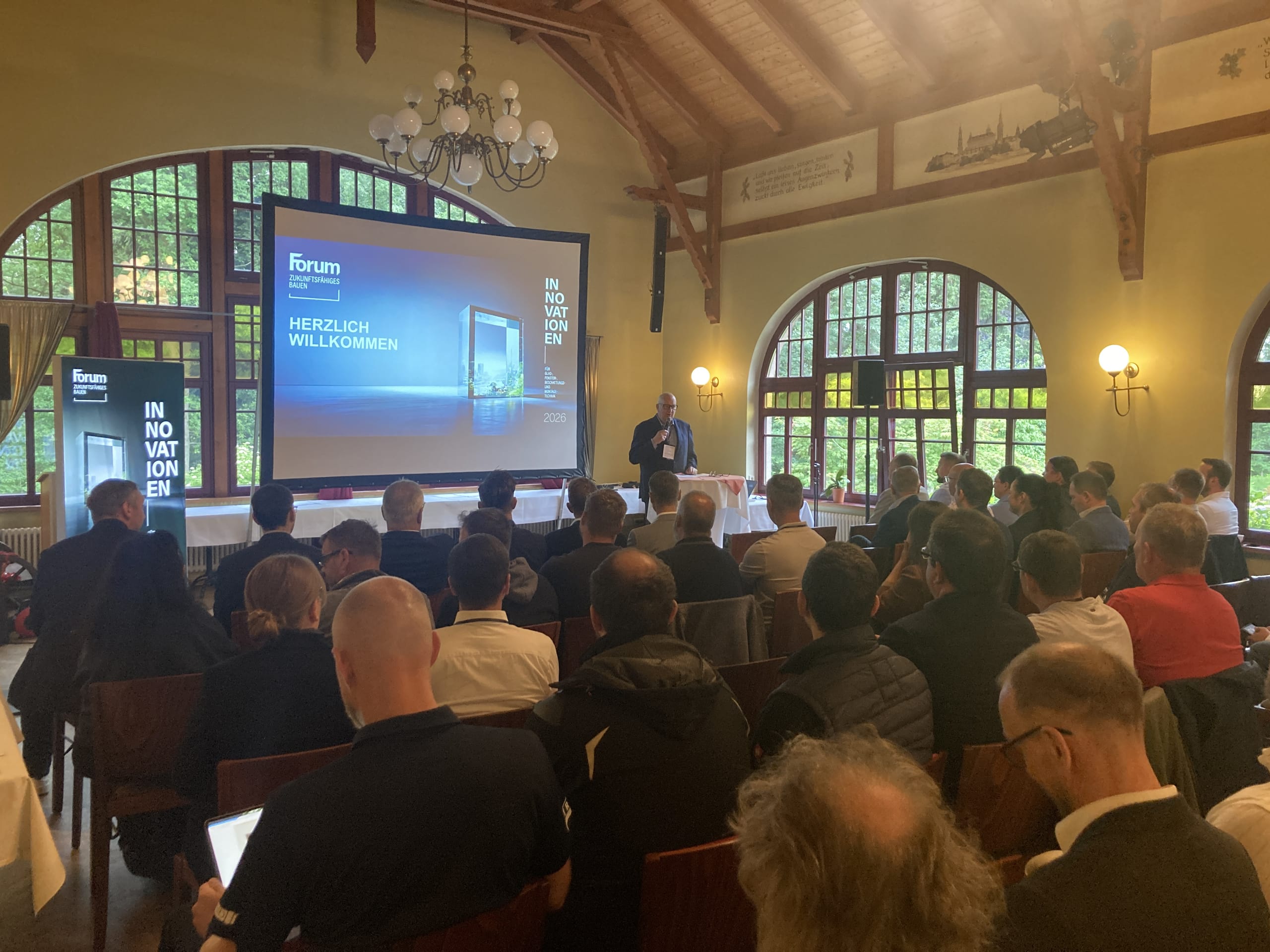 Die vierte und letzte Station der Roadshow ‚Forum zukunftsfähiges Bauen‘ von Gealan, Roma, Saint-Gobain Glassolutions-Center Bamberg und Meesenburg fand in Bischofswerda im Landkreis Bautzen statt. Rund 70 Gäste nahmen an der Eintagesveranstaltung teil.