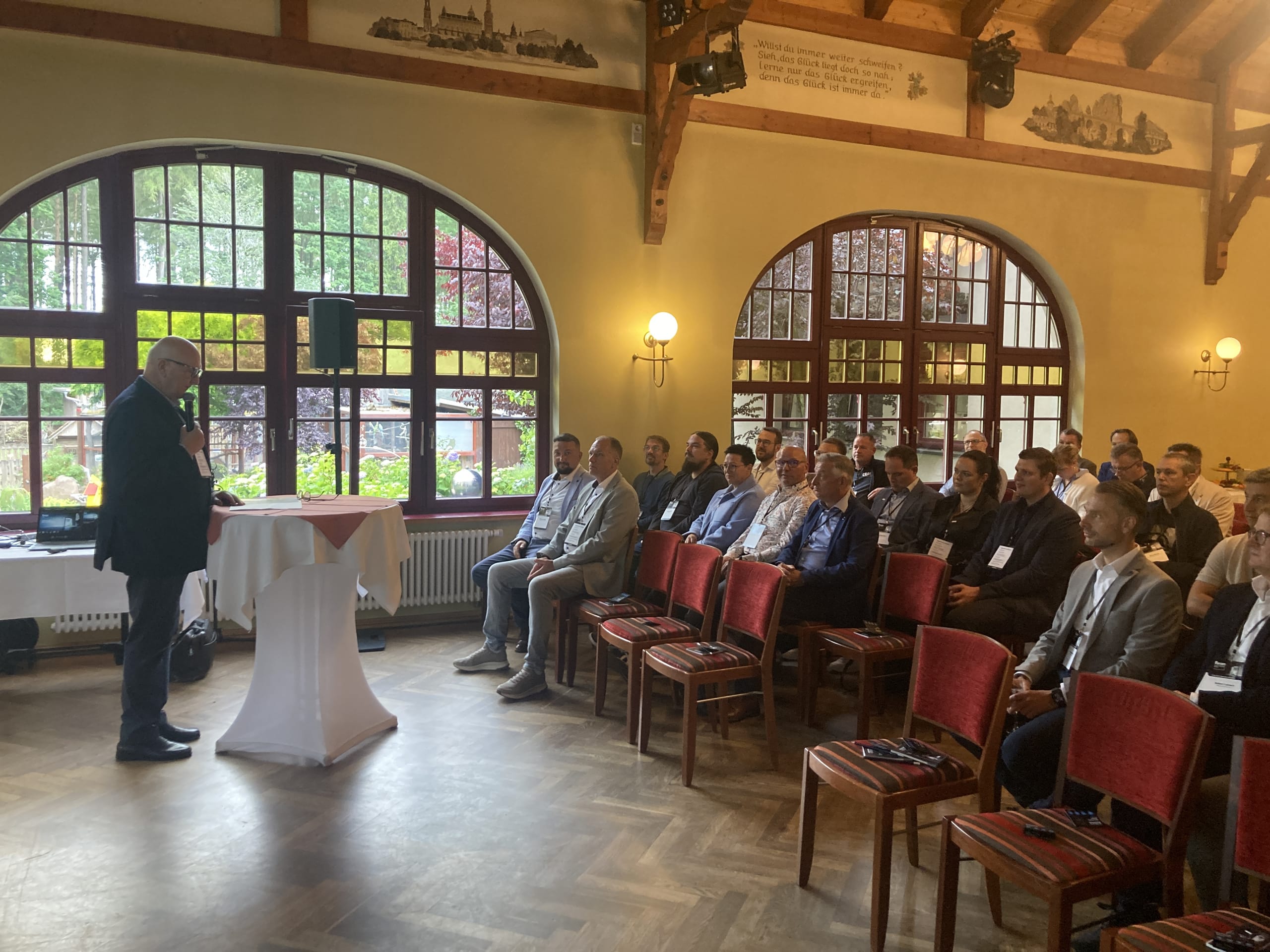 Martin Meesenburg von der gleichnamigen Firmengruppe in Flensburg begrüßte die Teilnehmer und stimmte sie auf das Programm der Veranstaltung ein.