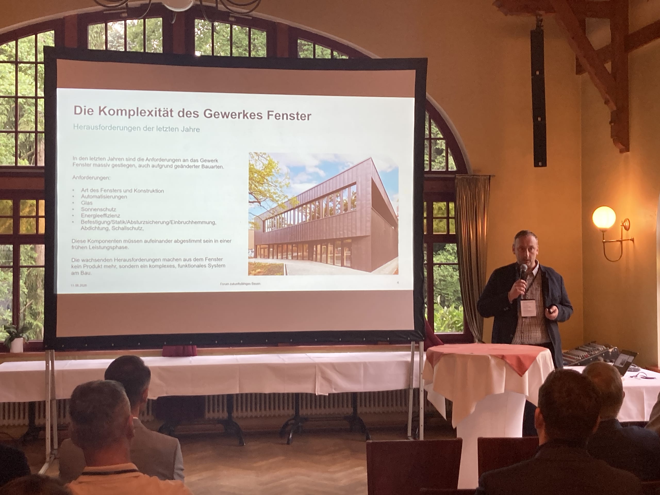 Stephan Gerwens von der Unternehmensgruppe Terhalle hielt eine Keynote zum Thema Serielles Bauen und Sanieren. "Die wachsenden Herausforderungen machen aus dem Fenster kein Produkt mehr, sondern ein komplexes, funktionales System am Bau", sagte Gerwens. Darum müssen die Fenster-Anforderungen für Glas, Sonnenschutz, Energieeffizienz, Befestigung, Statik, Absturzsicherung, Einbruchhemmung, Schallschutz und Abdichtung aufeinander abgestimmt werden, so der Terhalle-Geschäftsführer.