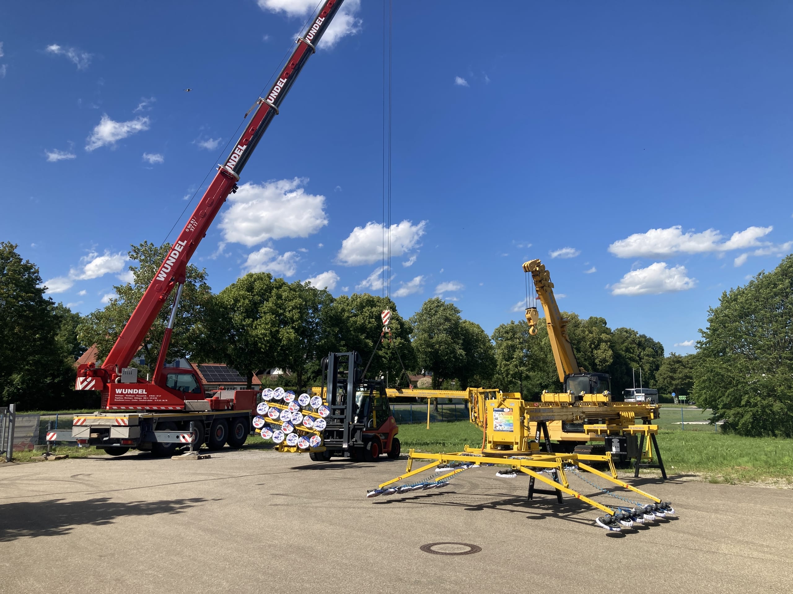 Zu den Exponaten gehörte auch ein Mobilkran mit Sauganlage für das Setzen von Glasscheiben bis 18 Meter Breite. 