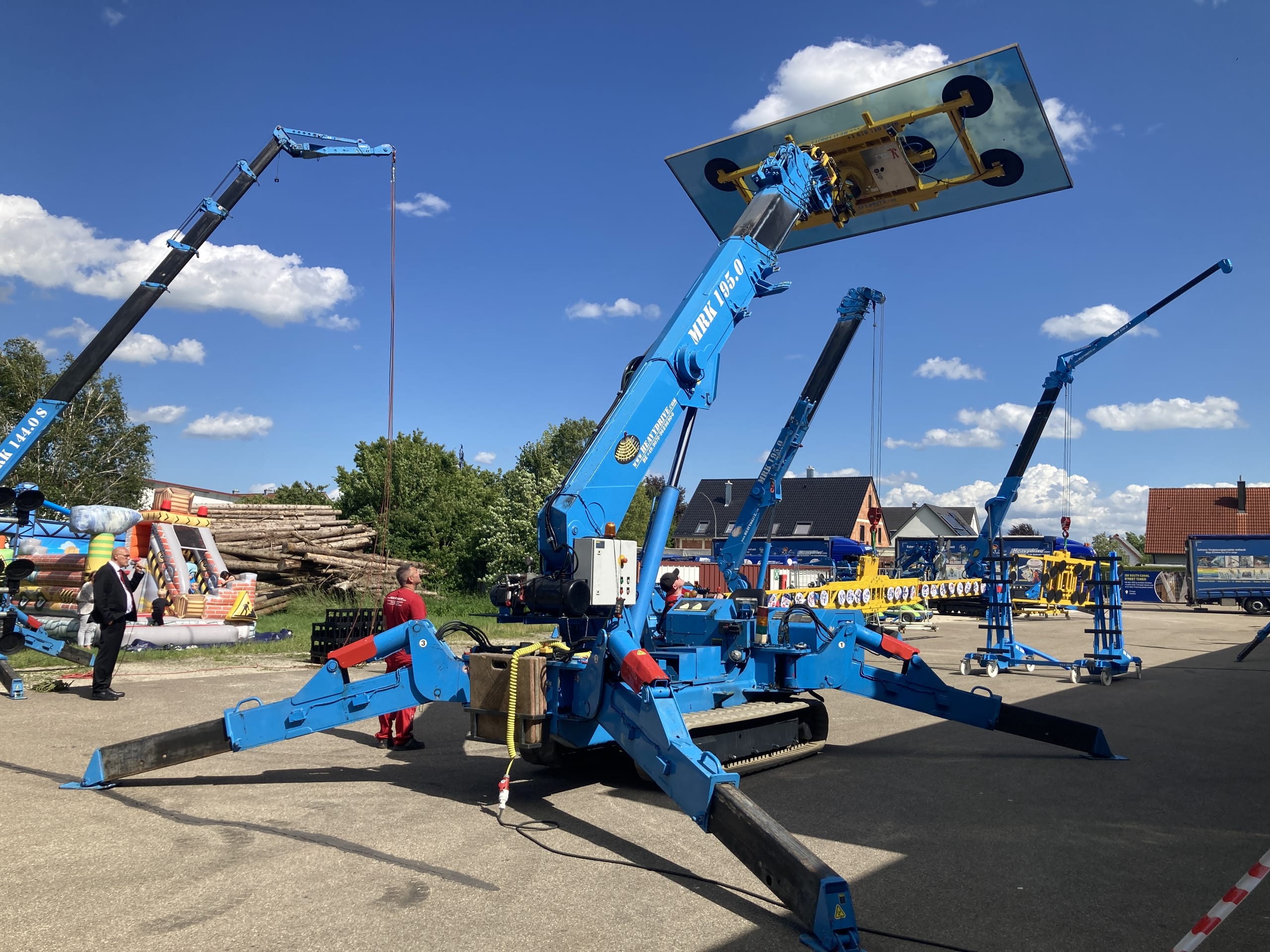Für die Demonstration der Vakuumhebeanlage für das Überkopf-Glassetzen nutzte Heavydrive eine Glasscheibe mit einem Gewicht von 900 Kilogramm.