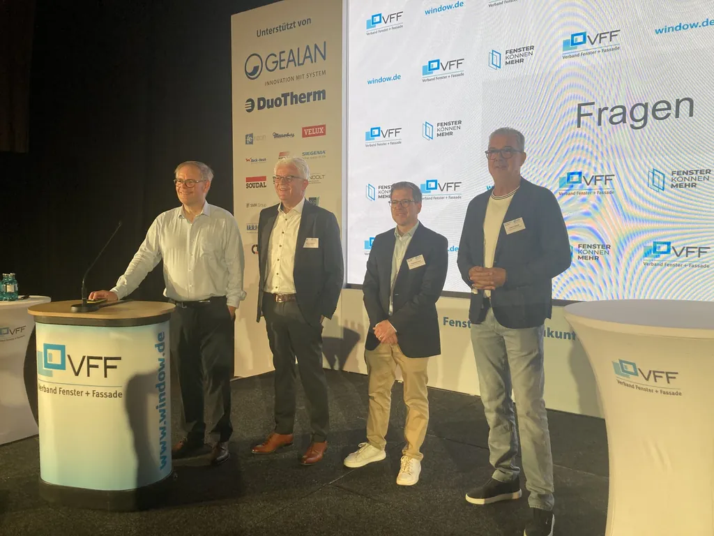 Anton Gugelfu&szlig; als neuer VFF-Pr&auml;sident vorgestellt: (v.l.) Gesch&auml;ftsf&uuml;hrer Frank Lange, Anton Gugelfu&szlig;, Benjamin Huber von der Werbeagentur Brandcom sowie Helmut Meeth.