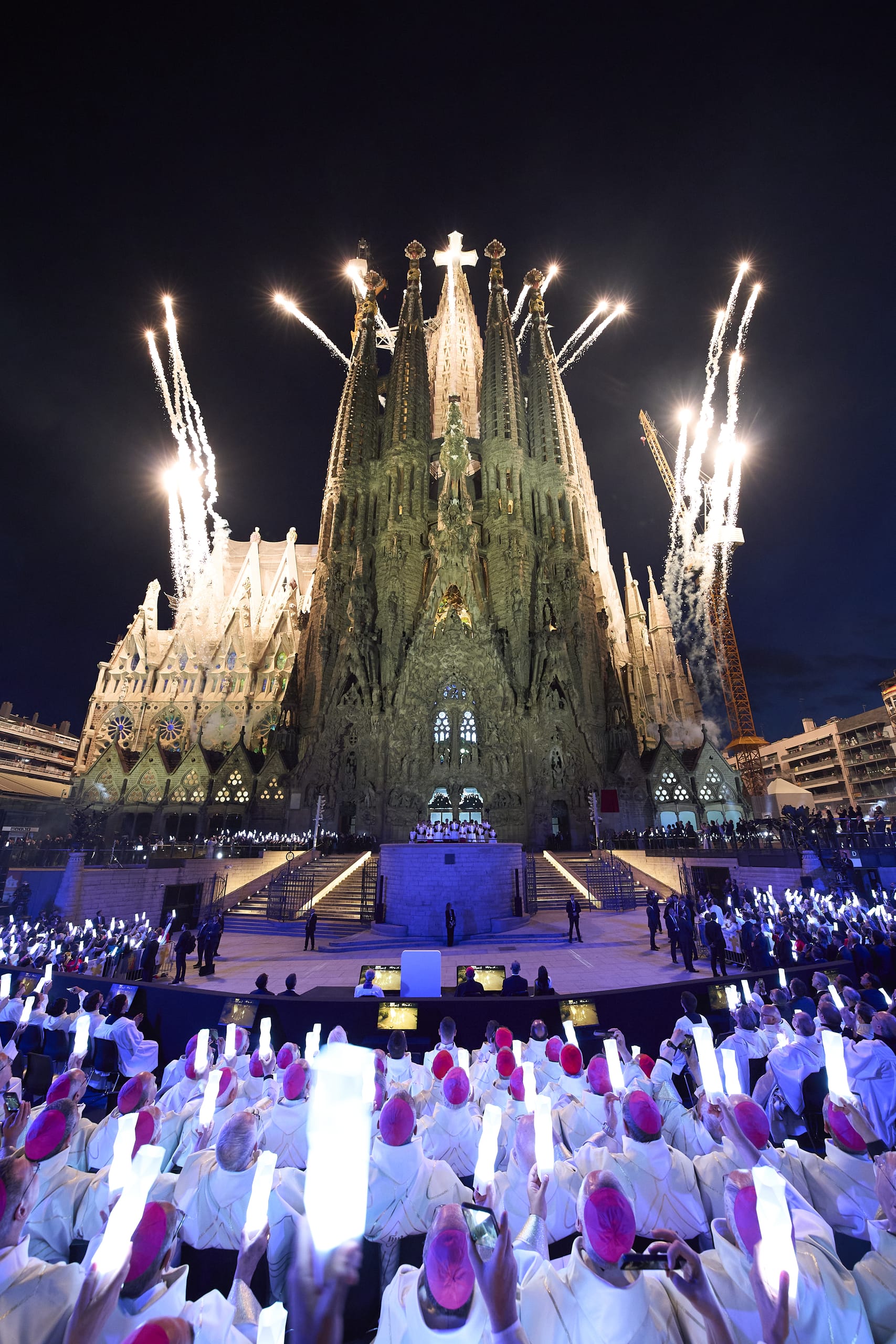 Am 10. Juni war es soweit: Papst Leo XIV. segnete und weihte den Jesus-Christus-Turm der Sagrada Familia mit dem begehbaren Glaskreuz ein. Im Februar hatte der bayerische Fassadenbauer Gartner das letzte Bauteil des 17 Meter hohen Kreuzes montiert. Damit erreicht die Kathedrale in Barcelona eine Höhe von 172,5 Meter und übertrifft das Ulmer Münster als bisher höchsten Kirchturm der Welt um knapp zehn Meter.
