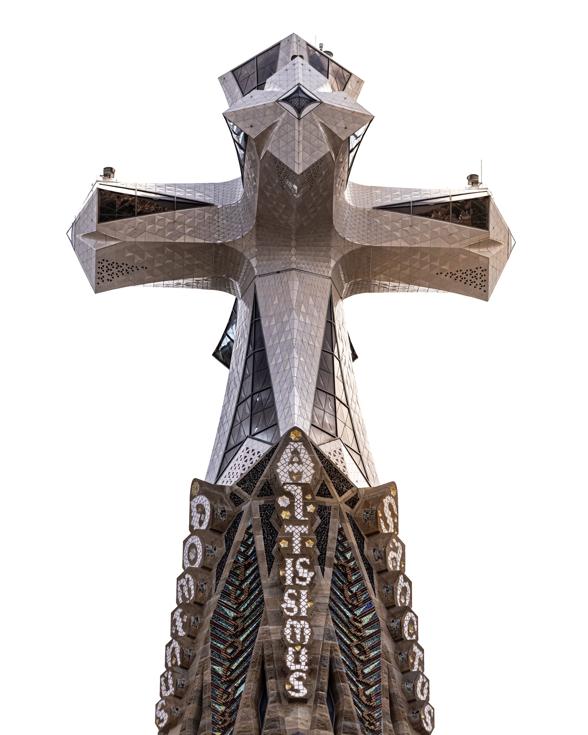 Pünktlich zum Beginn der Feiern zum 100. Todestag von Sagrada-Architekt Antoni Gaudi konnte die Josef Gartner GmbH die Fassadenarbeiten an der ewigen Baustelle abschließen. "Ein solches rund 100 Tonnen schweres Glaskreuz auf einen Kirchturm zu montieren, war technisch sehr herausfordernd. Wir mussten jedes der sieben Bauteile des Kreuzes auf 40 Bolzen passgenau einsetzen. In Gundelfingen an der Donau haben wir das Kreuz konstruiert und aus Stahl und Glas gefertigt", erzählt Gartner-Geschäftsführer Jürgen Wax.