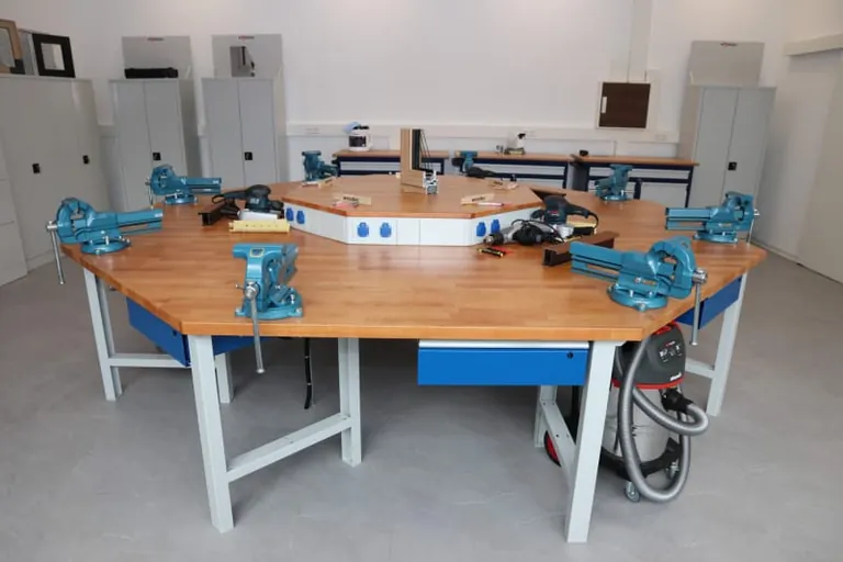 Im neuen Schulungsraum werden Anwender in Theorie und Praxis geschult, um Reparaturen an Oberflächen von Fensterprofilen fachgerecht durchführen zu können.