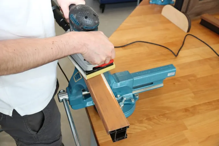 Die Schulungen vermitteln Kenntnisse zur Untergrundvorbereitung und die korrekte Anwendung der Folien, um eine langlebige Verbindung mit dem Fensterprofil sicherzustellen.