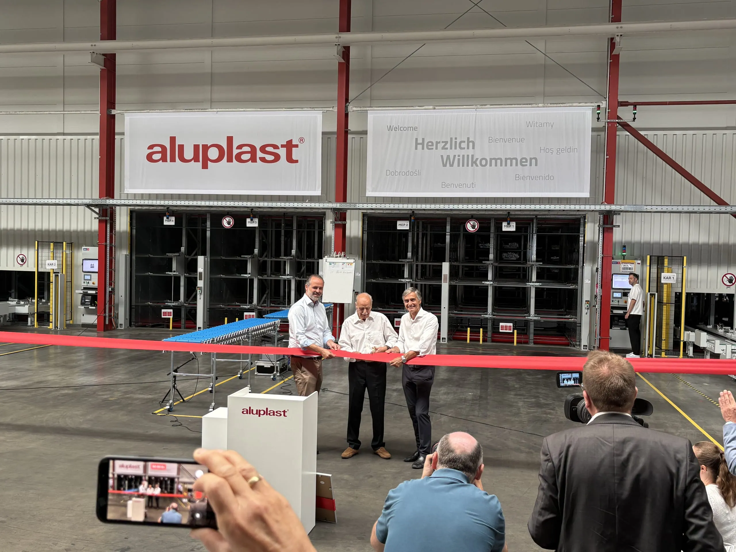 Aluplast weiht Hochregallager ein