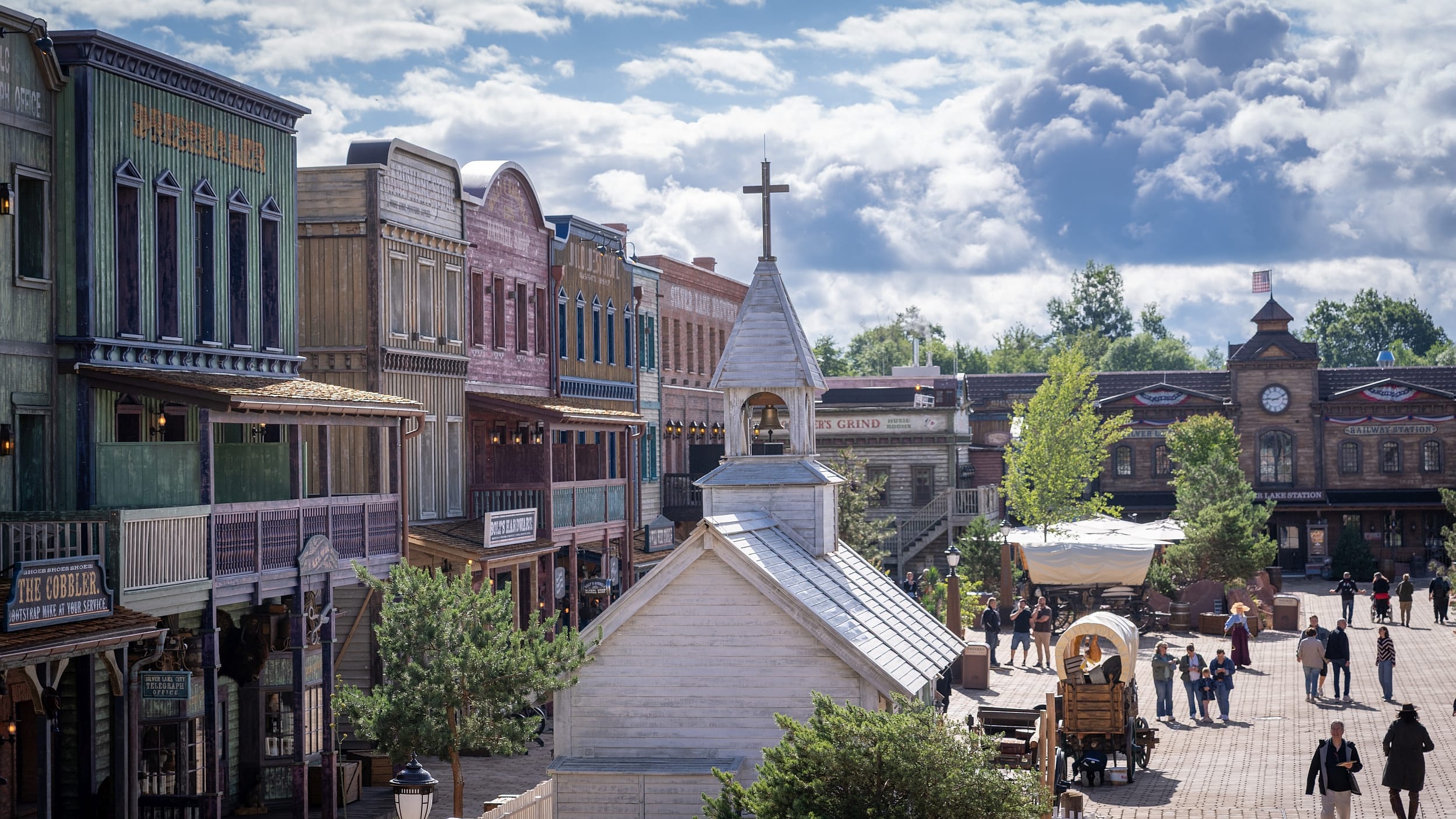 Im Europa-Park Erlebnis Resort in Rust entstand innerhalb kürzester Bauzeit die Riverside Western Lodge in der Silver Lake City. Die authentisch gestaltete Westernstadt wurde um 119 Komfortzimmer im Westernstil erweitert. Für das Projekt lieferte Hilzinger rund 360 Holzfenster und Haustüren, die speziell für dieses außergewöhnliche Bauvorhaben gefertigt wurden.