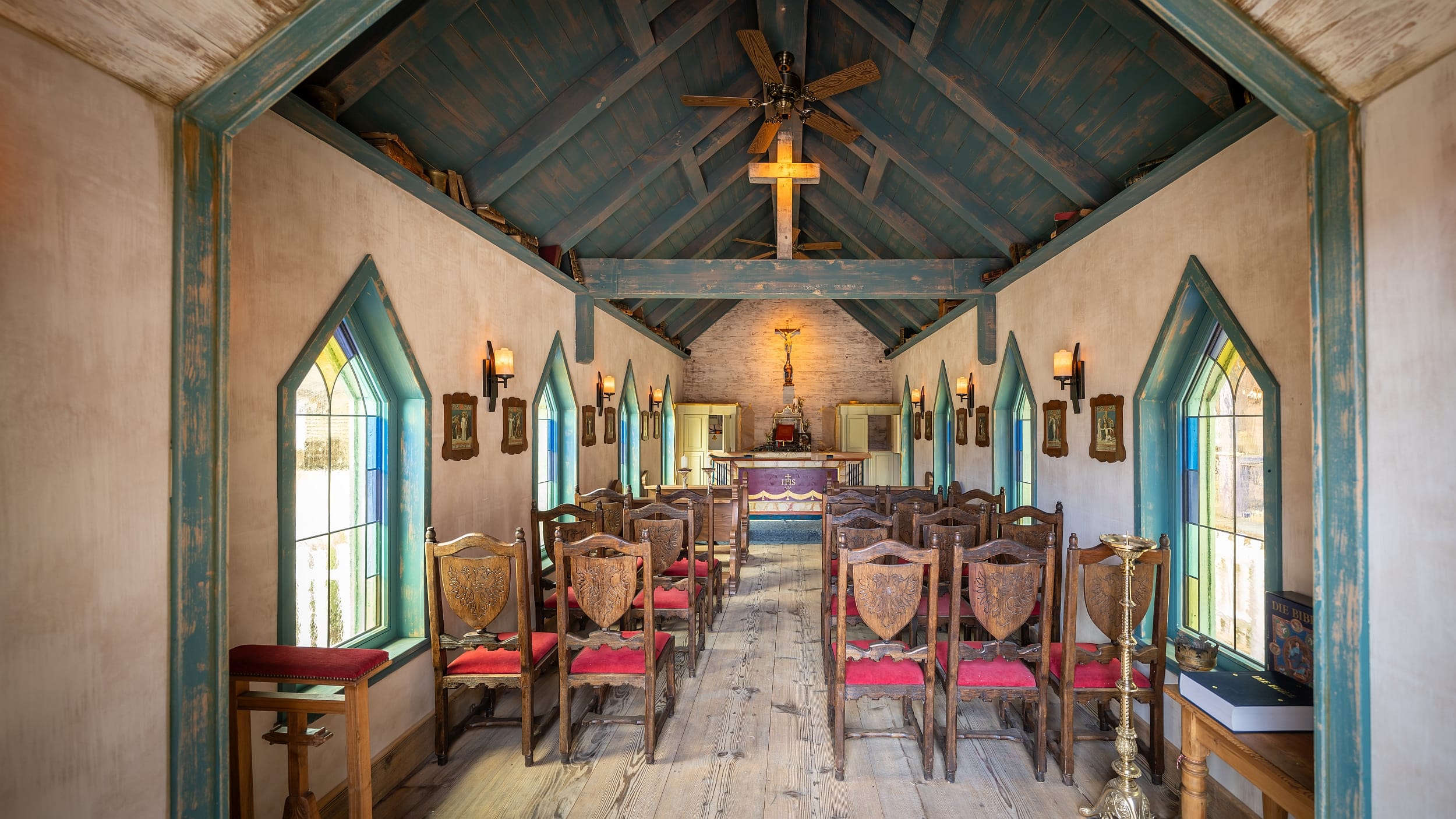 Ein Highlight ist die Westernkapelle Chapel San Antonio. Auch hier kamen Holzfenster zum Einsatz. Die maßgefertigten Spitzbogenfenster mit zahlreichen handgefertigten, farbigen Bleiverglasungen verbinden traditionelle Handwerkskunst mit moderner Fenstertechnik. Trotz ihrer historischen Optik sind auch diese Sonderelemente mit Dreifachverglasung ausgestattet.