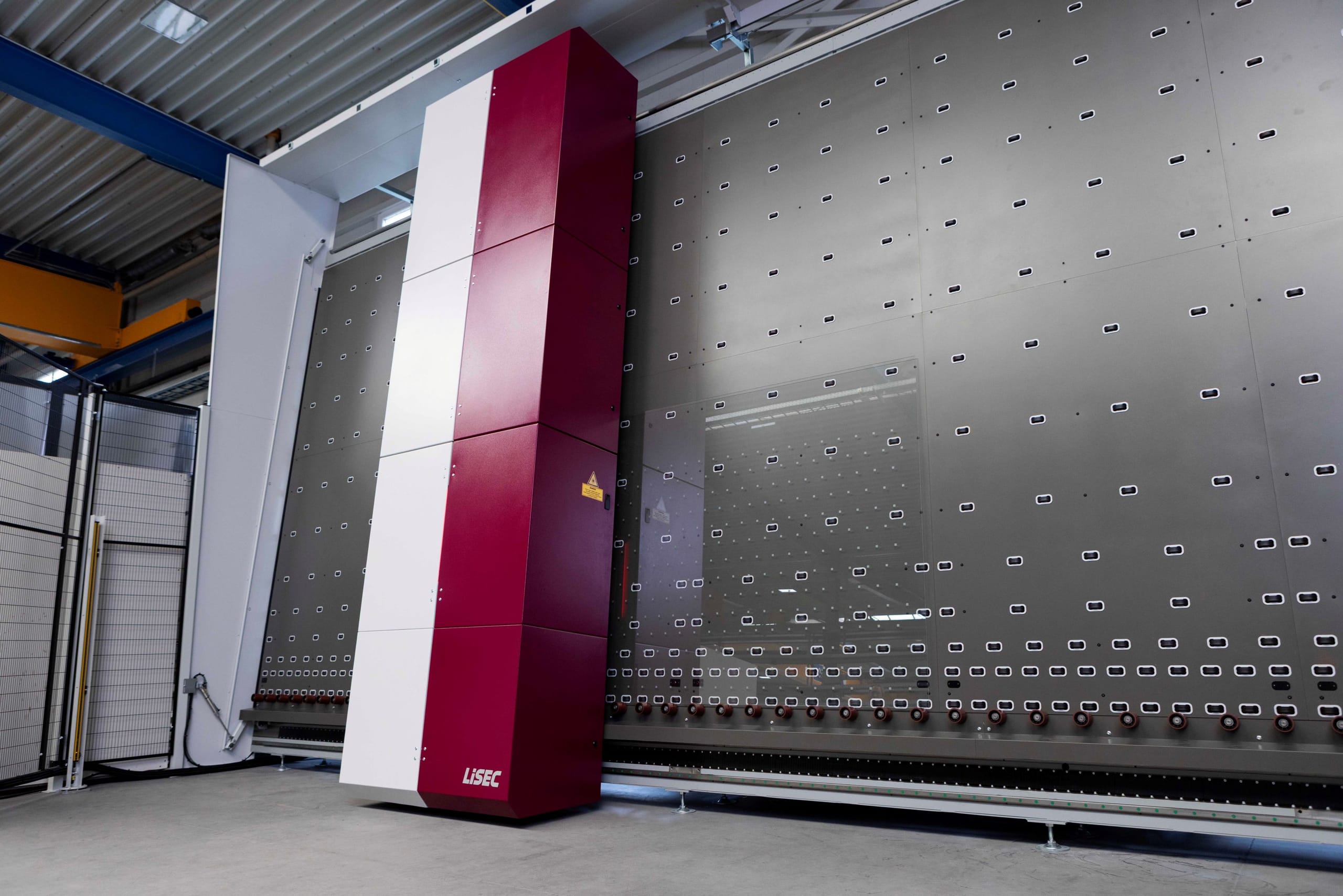 Lisec vereint Lasergravur und Entschichtung in einer Anlage