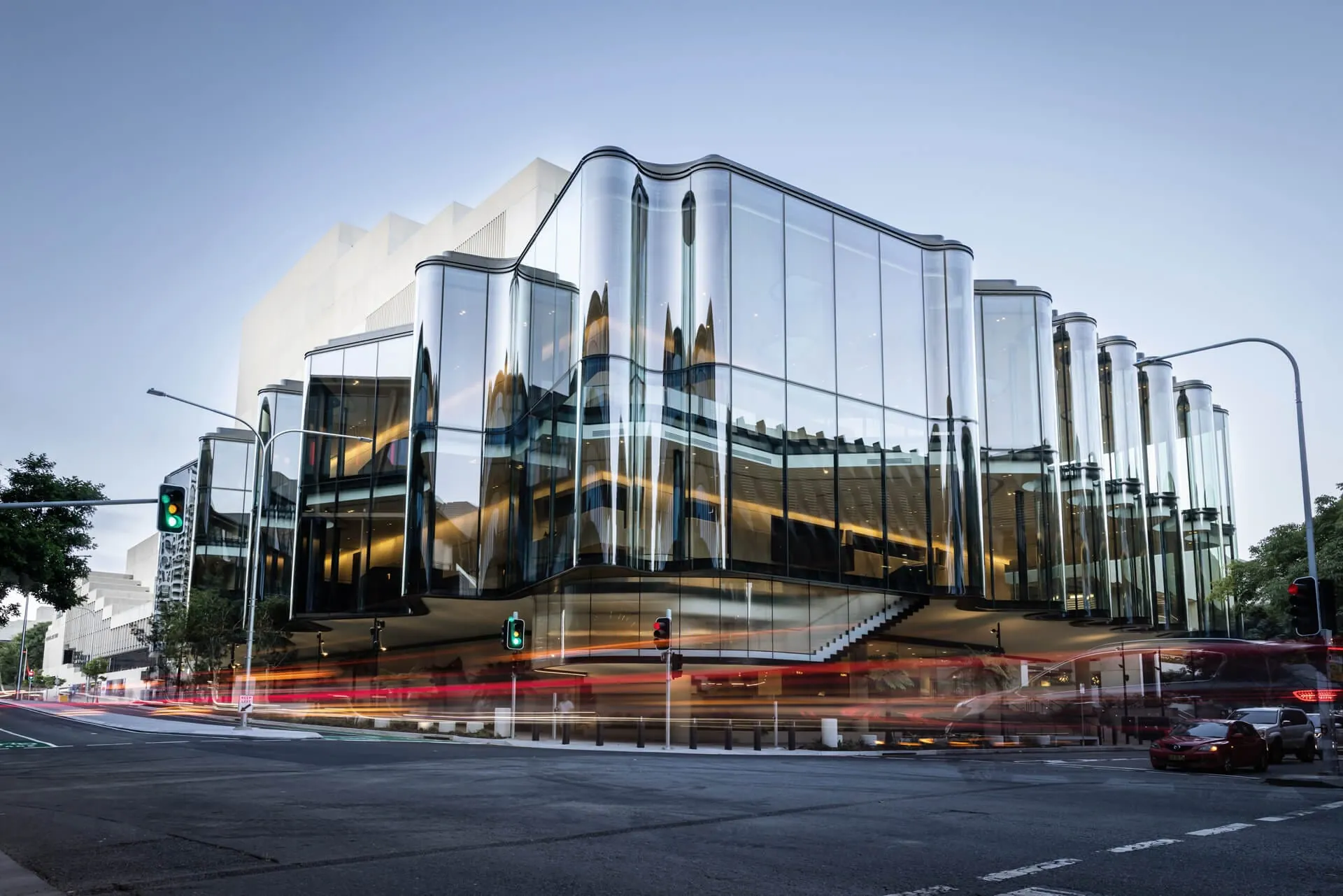 Wellen aus Glas für Theater in Brisbane
