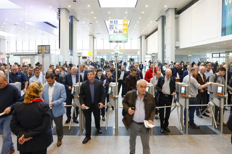 Tageskarten für die Messe kosten 46 Euro, eine Dauerkarte kostet 103 Euro. Die An- und Abreise mit Bus und Bahn ist nicht im Eintrittspreis enthalten. Besucher können Tickets im Webshop der Messe erwerben.