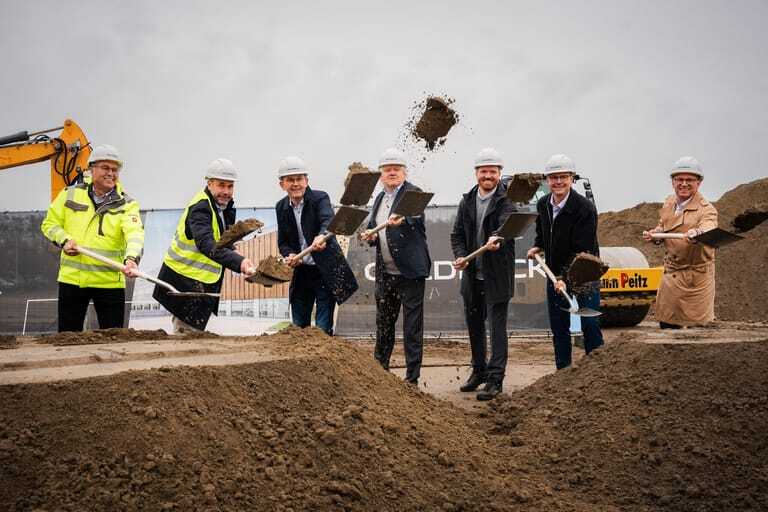 Versammelten sich am 21. Oktober 2026 zum Spatenstich (v.l.n.r.): Toralf Evert (Projektleiter Goldbeck), Thorsten Hochhard (Geschäftsführer Goldbeck Nord), Ludger Martinschledde (Geschäftsführer Schirmer Maschinen), Hans Beckhoff (Gründer, Geschäftsführer und Gesellschafter Beckhoff Automation) und sein Sohn Johannes Beckhoff, Andreas Sunder (Bürgermeister Stadt Rietberg) und Robin Rieksneuwöhner (Bürgermeister Stadt Verl).