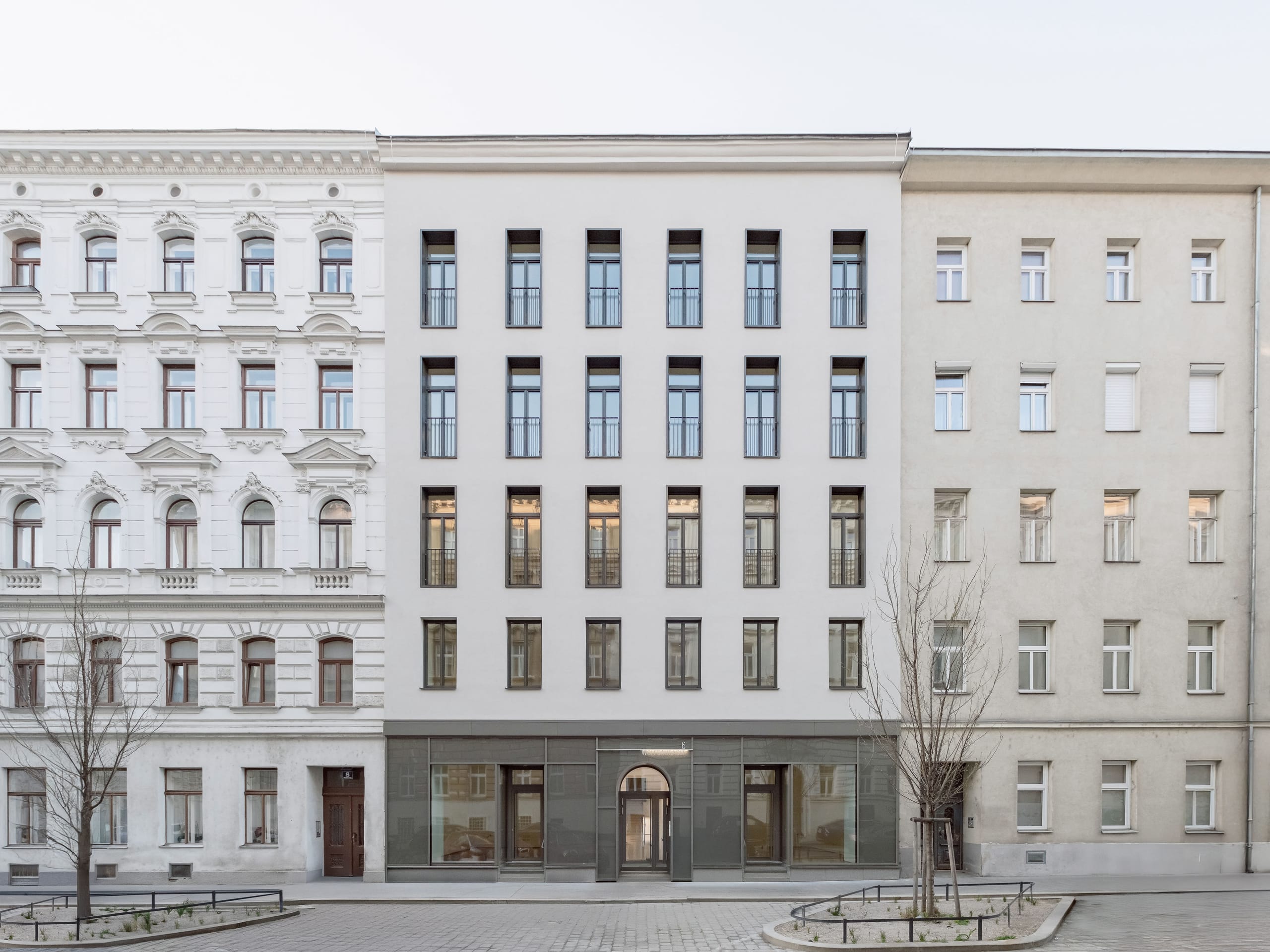 Der mit 2.000 Euro dotierte Hauptpreis im Objektbau geht 2026 an die Wiener Wachter ZT für die Sanierung des Zinshauses in der Wolfsaugasse 6. Das Gebäude aus dem Jahr 1894 wurde umfassend modernisiert und dabei bis auf seine grundlegende Tragstruktur entkernt. Neben einer barrierefreien Erschließung und einem neuen Lift sorgen französische Balkone zur Straßenseite für mehr Licht und eine stärkere Verbindung zum Außenraum. Hofseitig ergänzt eine neue Stahlkonstruktion mit tiefen Balkonen den Bestand.