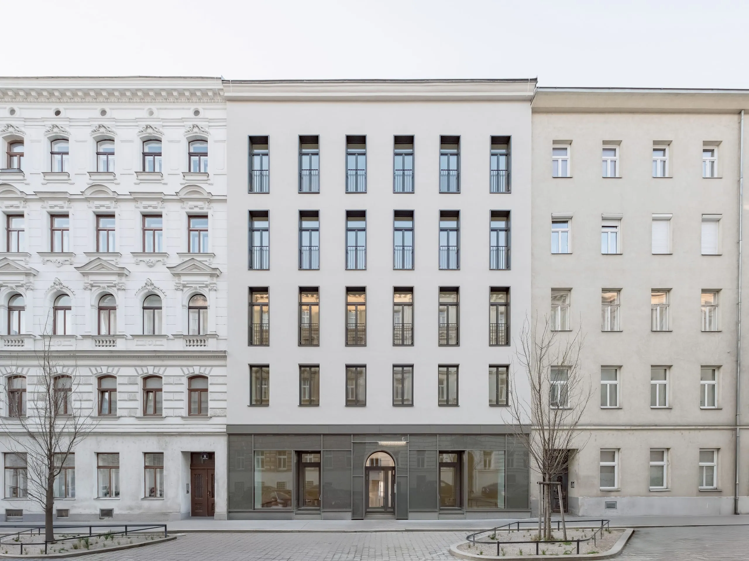 Der mit 2.000 Euro dotierte Hauptpreis im Objektbau geht 2026 an die Wiener Wachter ZT für die Sanierung des Zinshauses in der Wolfsaugasse 6. Das Gebäude aus dem Jahr 1894 wurde umfassend modernisiert und dabei bis auf seine grundlegende Tragstruktur entkernt. Neben einer barrierefreien Erschließung und einem neuen Lift sorgen französische Balkone zur Straßenseite für mehr Licht und eine stärkere Verbindung zum Außenraum. Hofseitig ergänzt eine neue Stahlkonstruktion mit tiefen Balkonen den Bestand.