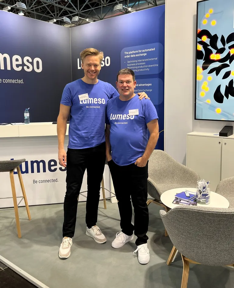Lumeso-Geschäftsführer Georg Katzlinger-Söllradl (li.) und CTO Christian Kimmeswenger auf der glasstec 2024, damals kurz nach Gründung des Startups.
