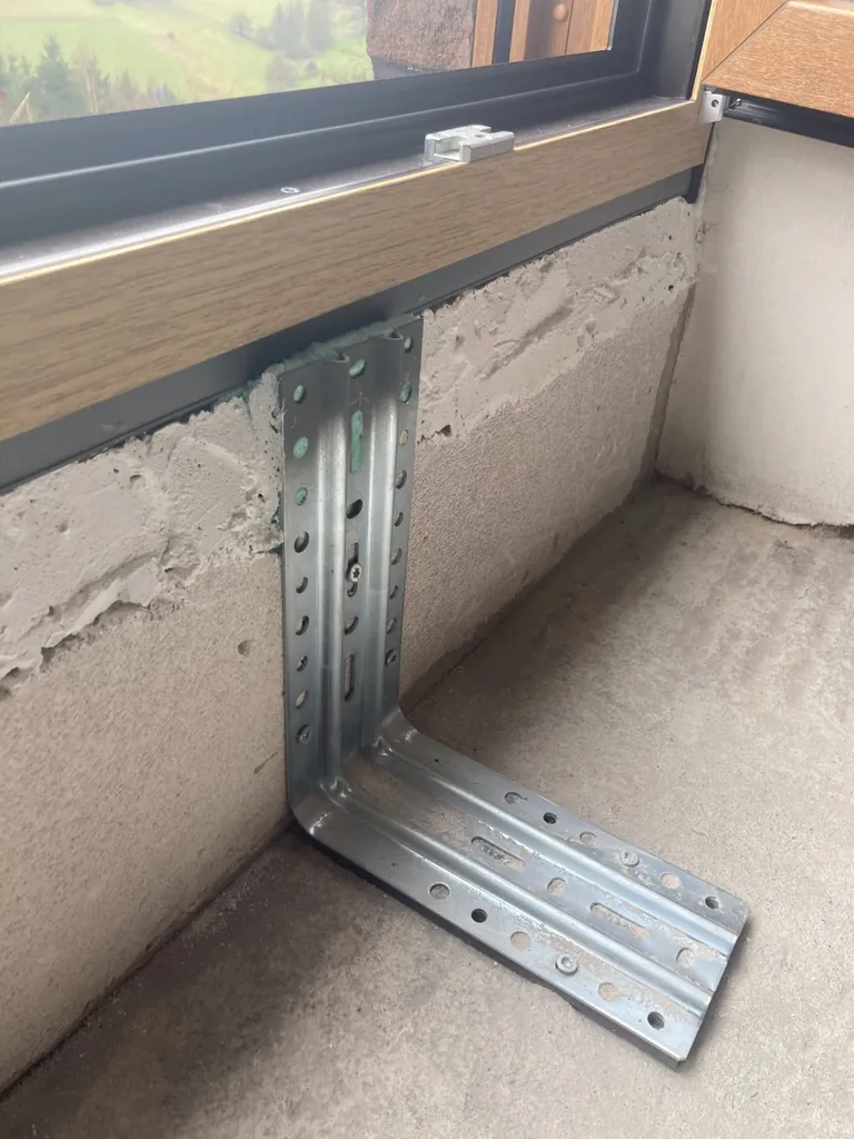 Hier fehlt ein fachgerechter Unterbau, an den der verwendete Fensterbauwinkel eigentlich hätte befestigt werden müssen. Stattdessen wurde der Winkel an dem vorhandenen Ytong-Stein festgeschraubt.