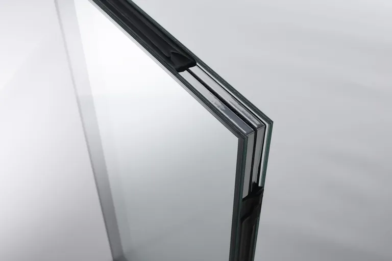 Skinny Triples: Dreifach-Isolierglas mit Dünnglasscheibe in der Mitte. Als Abstandhaltersystem kommt Super Spacer zum Einsatz.