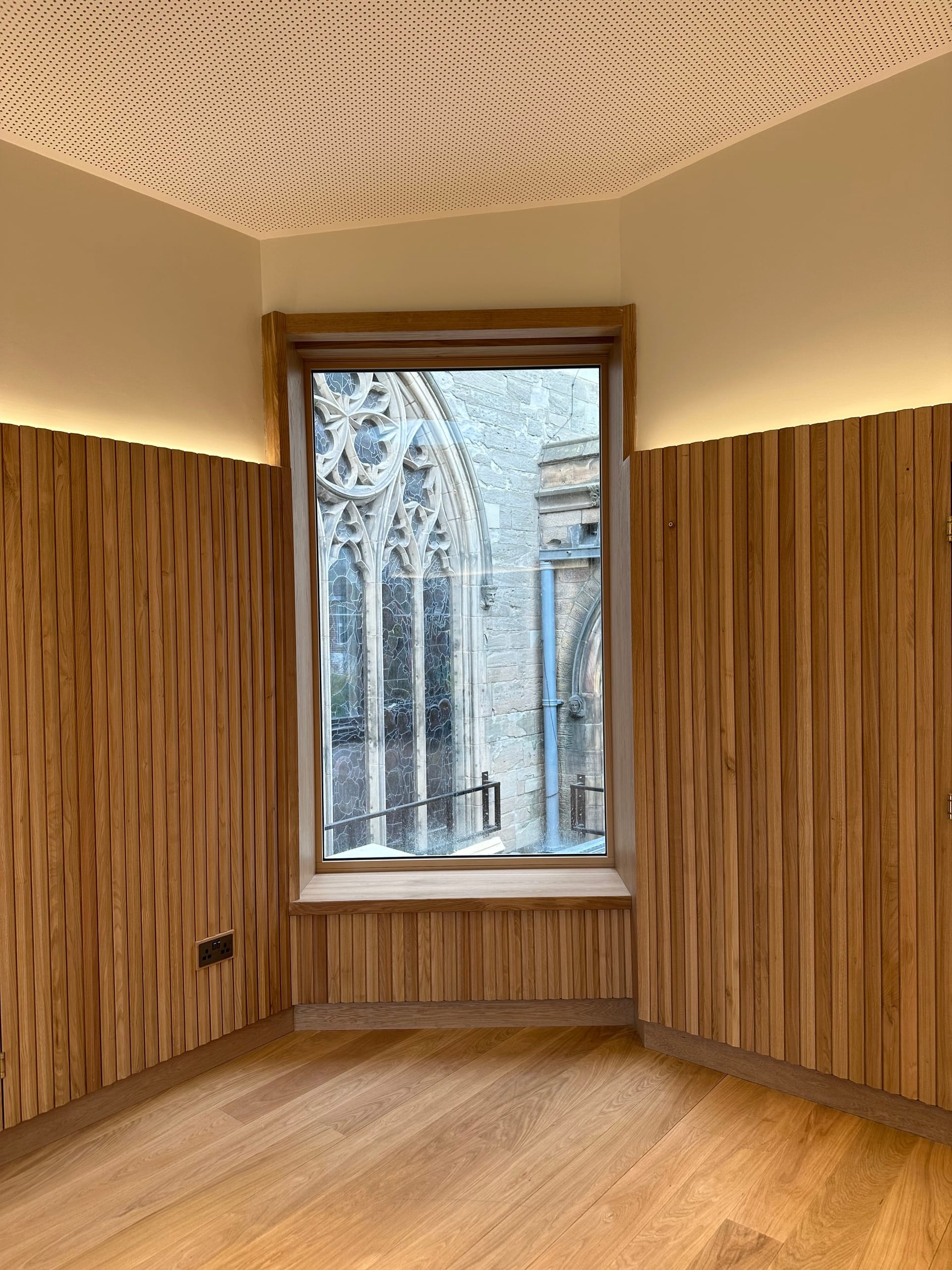 Eine besondere gestalterische Rolle spielt ein großes festverglastes Fenster, das vom neuen Zentrum direkt auf die ursprüngliche Kathedrale ausgerichtet ist und den Blick auf das historische gotische Buntglasfenster eröffnet. Die schmalen, vertikalen Fensteröffnungen bringen gezielt Tageslicht ins Gebäude und fügen sich harmonisch in die moderne Architektur des Heritage & Learning Centre ein. Facettiertes Steinmauerwerk führt zusätzlich Tageslicht in das Gebäude. Zum Einsatz kommen dreifach verglaste Fenster des Modells HF 410 von Internorm.