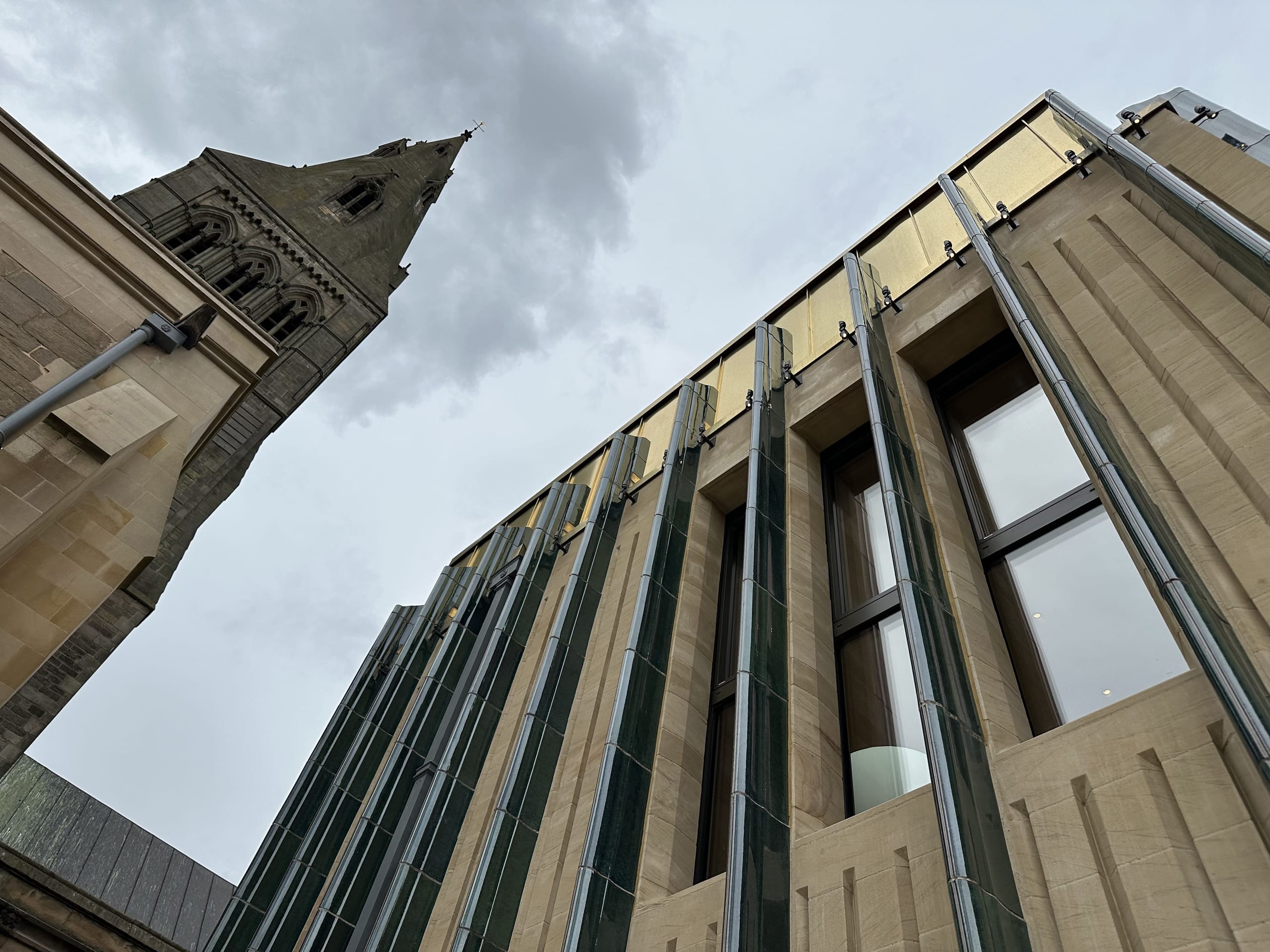 Der neue Mittelteil wurde im selben Erscheinungsbild in die historische Umgebung integriert und verbindet zeitgenössische Architektur mit dem kulturellen Erbe des Ortes. Das Passivhaus-Gewerbegebäude verfügt übereine hochgedämmte und luftdichte Gebäudehülle und reduziert damit Wärmeverluste, Energiebedarf und CO₂-Emissionen.