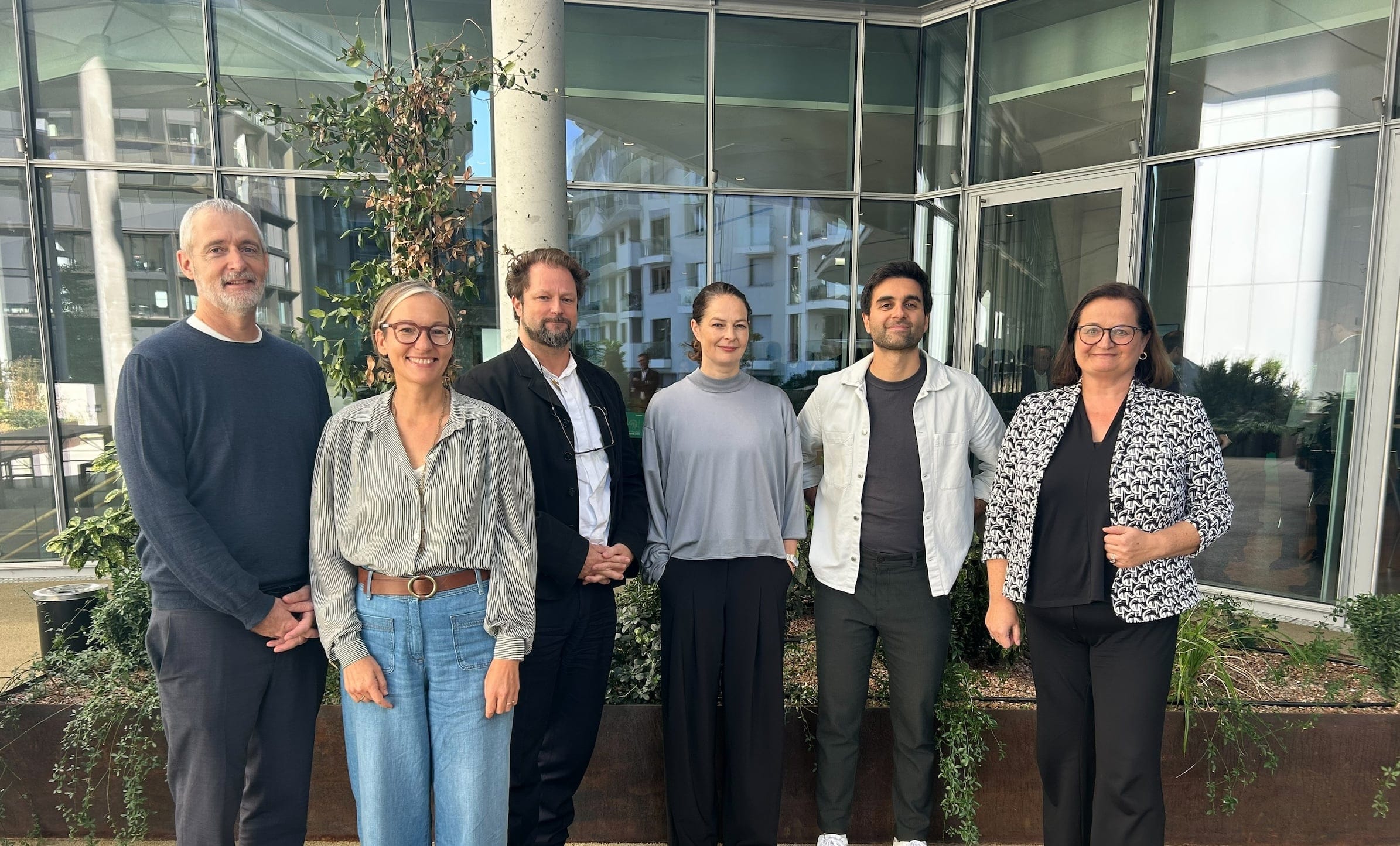 Internorm prämierte 2026 bereits zum achten Mal herausragende internationale Architekturlösungen in den Kategorien Objekt- und Privatbau. Die Jury des Architekturwettbewerbs (v.l.n.r.) bestand dieses Jahr aus Peter Larcher (Work Space Architekten ZT), Karin Triendl (Work Space Architekten ZT), Michael Salvi (Studio Salvi Weber ZT), Anja Innauer (Nona Architektinnen), Arian Lehner (Chefredakteur von architektur.aktuell) und Anette Klinger (Miteigentümerin Internorm).