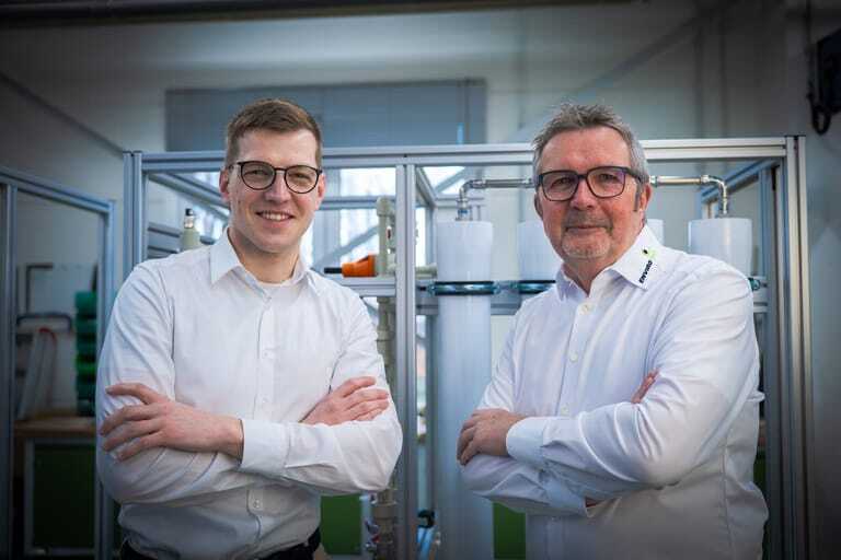 David Hannappel (li.) und Christoph Gilles, Experten für Wasseraufbereitung in glasverarbeitenden Unternehmen.