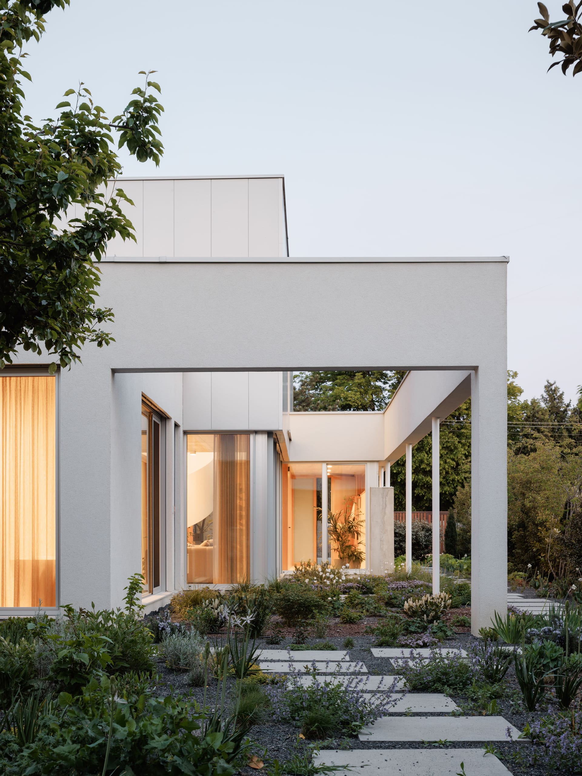 Der erste Platz in der Kategorie Privatbau – ebenfalls mit 2.000 Euro dotiert – geht an Abrama Architekti aus Bratislava für das Projekt „Haus mit Ring“. Das 2025 fertiggestellte Einfamilienhaus ist als introvertierte lineare Struktur konzipiert, bei der der Garten auf natürliche Weise in den Innenraum übergehe und zu einem gleichwertigen Teil davon werde. Der Grundriss schaffe einen kontinuierlichen Bewegungsring und verwandele die Erschließung in einen vollständig nutzbaren Wohnraum.